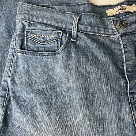 Levi’s Women’s Capri Jeans Size 12 Blue Denim Metal Button Hem Stretch Mid Rise - Picture 8 of 16